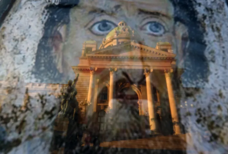 Nemiri na ulicama Beograda: Dio zamaskiranih huligana napadao novinare i policiju, ona slabo reagirala