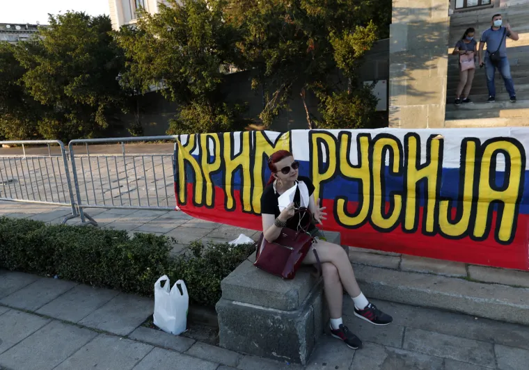 Nemiri na ulicama Beograda: Dio zamaskiranih huligana napadao novinare i policiju, ona slabo reagirala