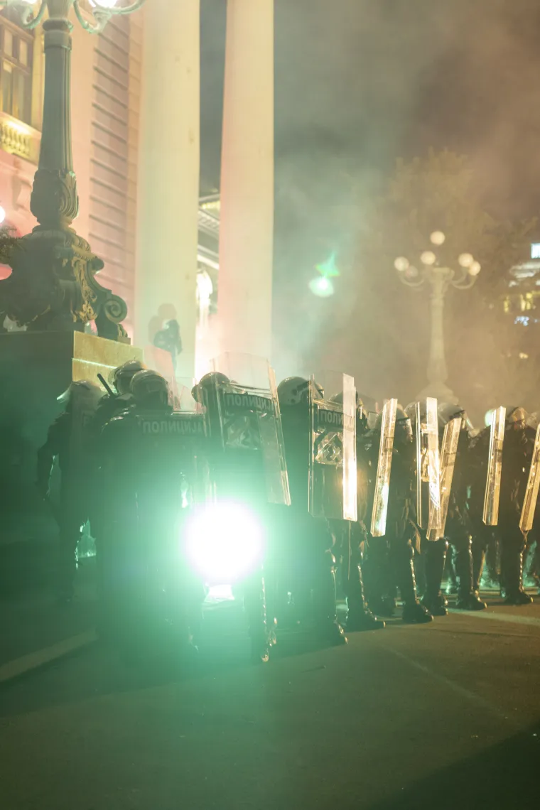 Nemiri na ulicama Beograda: Dio zamaskiranih huligana napadao novinare i policiju, ona slabo reagirala