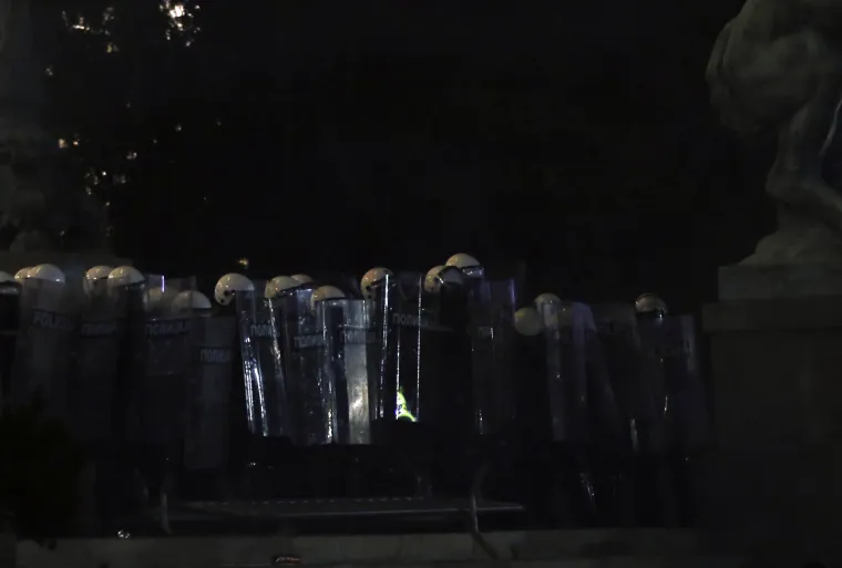 Nemiri na ulicama Beograda: Dio zamaskiranih huligana napadao novinare i policiju, ona slabo reagirala