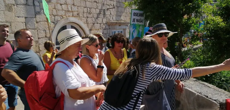 Makarska je na nogama: Aktivisti prosvjeduju protiv jedine preostale zelene oaze u gradu