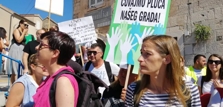 Makarska je na nogama: Aktivisti prosvjeduju protiv jedine preostale zelene oaze u gradu