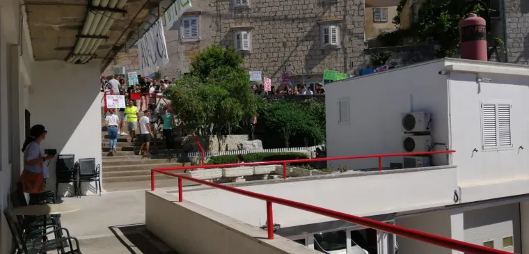 Makarska je na nogama: Aktivisti prosvjeduju protiv jedine preostale zelene oaze u gradu