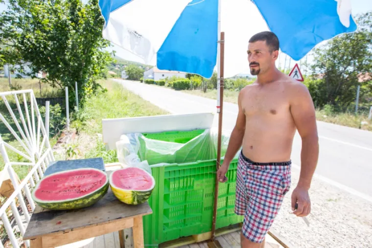 Hercegovac prodaje lubenice na &scaron;tandu sa urnebesnim natpisom: "Lubenica slađa od..."