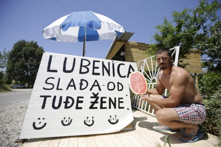 Hercegovac prodaje lubenice na &scaron;tandu sa urnebesnim natpisom: "Lubenica slađa od..."
