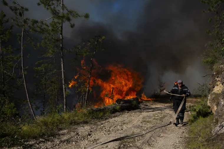 Opet gori kod Sinja: Požar gasi 60 vatrogasaca, dva kanadera i dva air-traktora