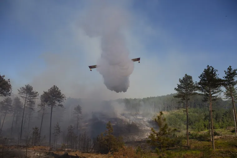Opet gori kod Sinja: Požar gasi 60 vatrogasaca, dva kanadera i dva air-traktora
