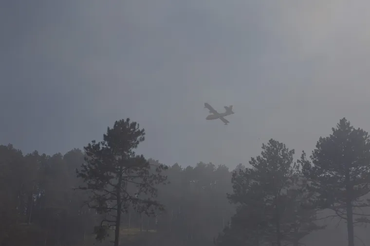 Opet gori kod Sinja: Požar gasi 60 vatrogasaca, dva kanadera i dva air-traktora