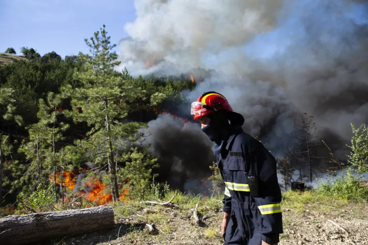 Opet gori kod Sinja: Požar gasi 60 vatrogasaca, dva kanadera i dva air-traktora