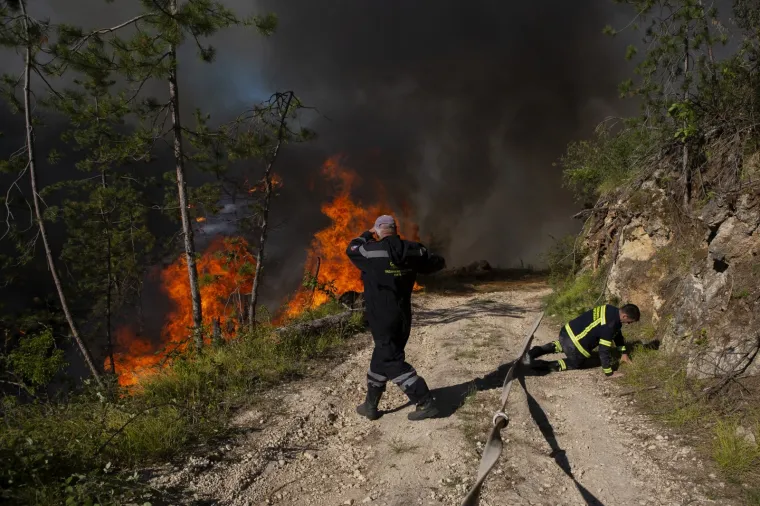 Opet gori kod Sinja: Požar gasi 60 vatrogasaca, dva kanadera i dva air-traktora
