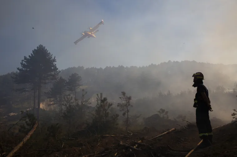 Opet gori kod Sinja: Požar gasi 60 vatrogasaca, dva kanadera i dva air-traktora