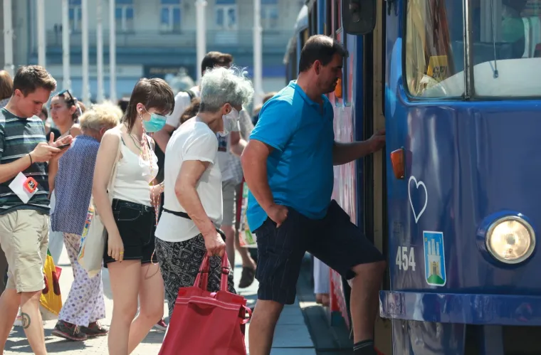 Ogromna gužva ispred tramvaja: Hrvatska danas po prvi put ima vi&scaron;e od 100 novozaraženih, a mjere se ne po&scaron;tuju