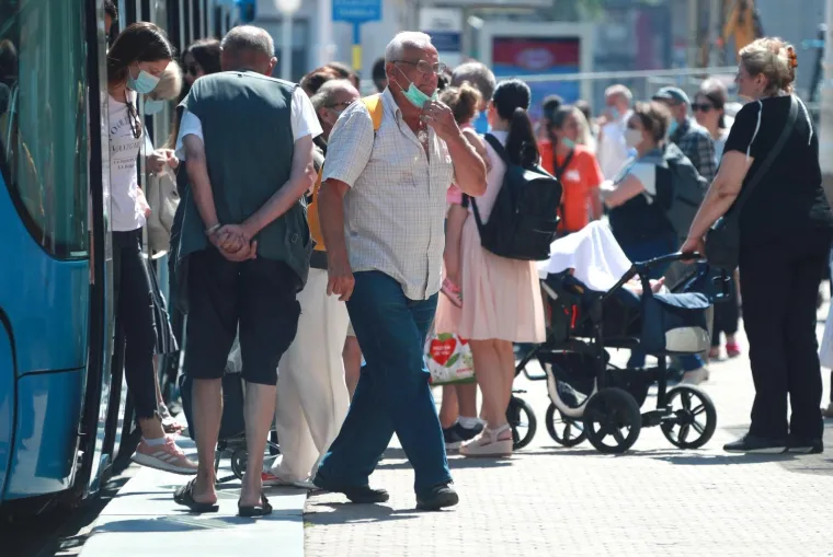 Ogromna gužva ispred tramvaja: Hrvatska danas po prvi put ima vi&scaron;e od 100 novozaraženih, a mjere se ne po&scaron;tuju