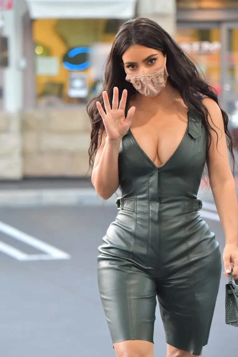 NEMA TKO SE NIJE OKRENUO: Kim K u uskom kombinezonu vješto je istaknula sve svoje adute