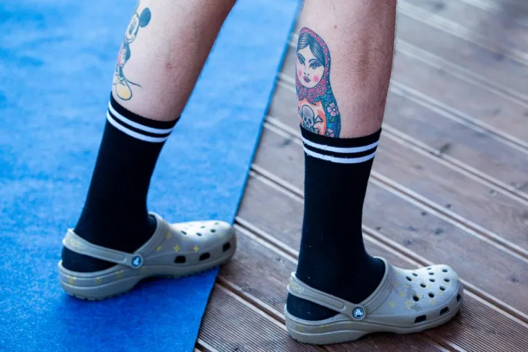 POZNATE FACE NA REVIJI SNJEŽANE MEHUN: Žanamari pokazala ubojiti dekolte, Ciganović do&scaron;ao u čarapama i crocsicama