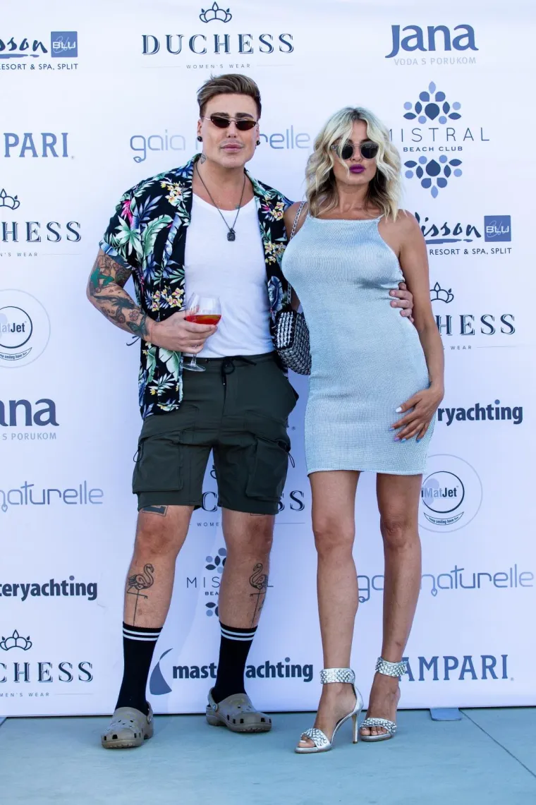 Pozornost je privlačio Neven Ciganović svojim modnim odabirom, točnije čarapama i crocsicama.