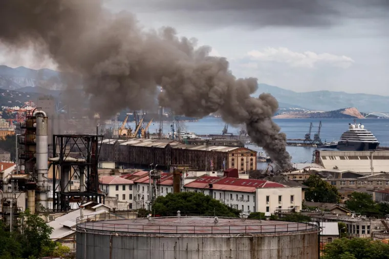 Nad Rijekom se nadvio veliki oblak dima: Na novom terminalu u Riječkoj luci zapalio se otpad