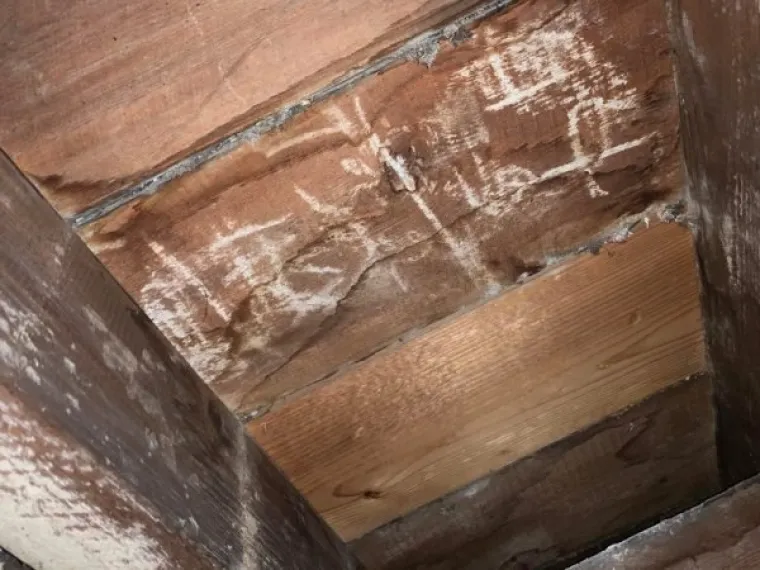 Stolarske mjere zapisane na poleđini drvenih podnih dasaka