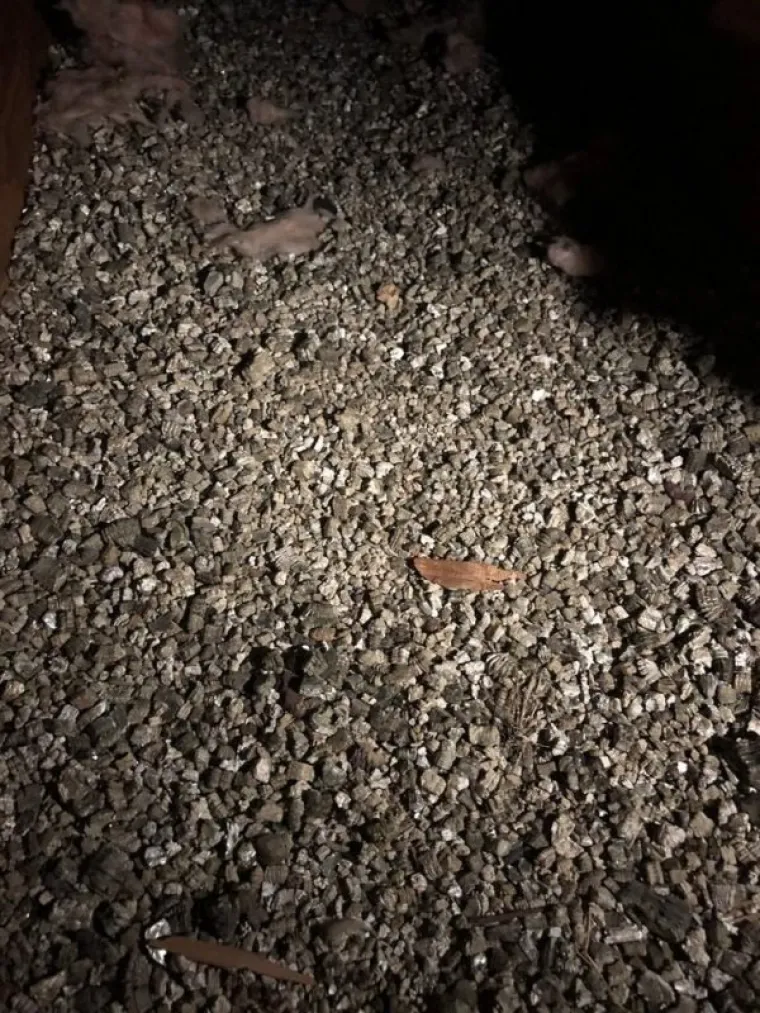 Izolacijski materijal iz prošlosti, vjerojatno je sadržavao azbest.