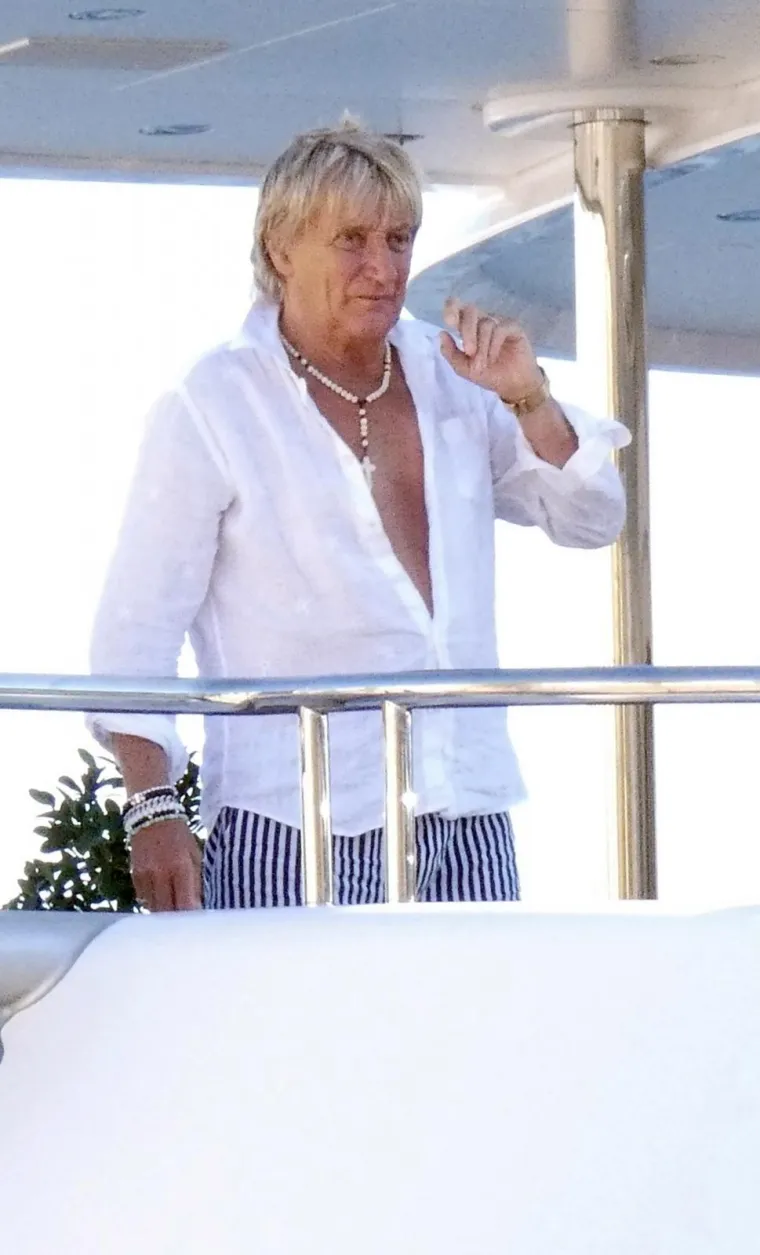 Legendarni britanski roker Rod Stewart još uvijek s obitelji uživa u čarima Hrvatske. Nakon što su posjetili Dubrovnik i Korčulu, danas su uplovili u hvarsku luku.