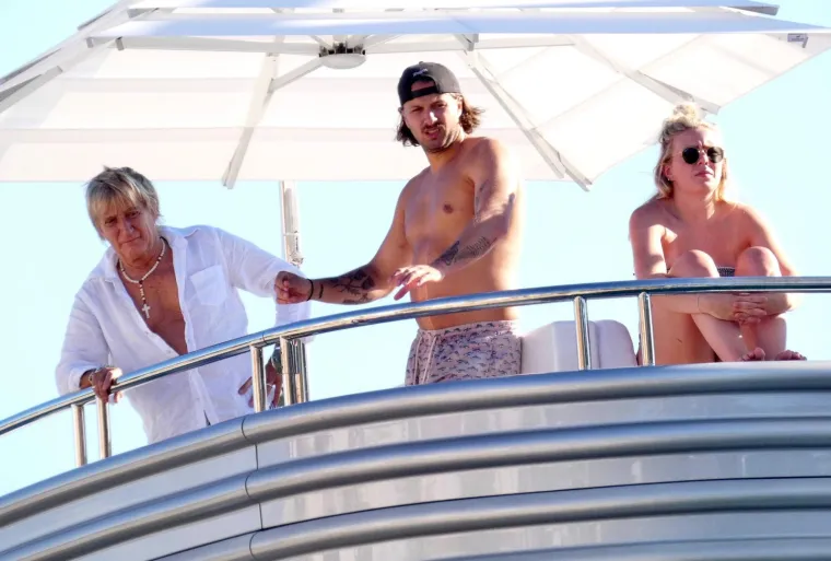 ROD STEWART UŽIVA U ČARIMA HRVATSKE: Nakon Dubrovnika i Korčule uplovio u hvarsku luku