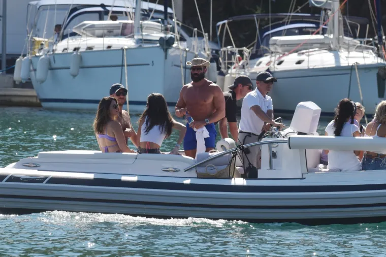 'KRALJ INSTAGRAMA' I NJEGOV 'HAREM' POSJETILI NP KRKA: Playboy i sedam djevojaka uživaju u ljetnim avanturama po Hrvatskoj