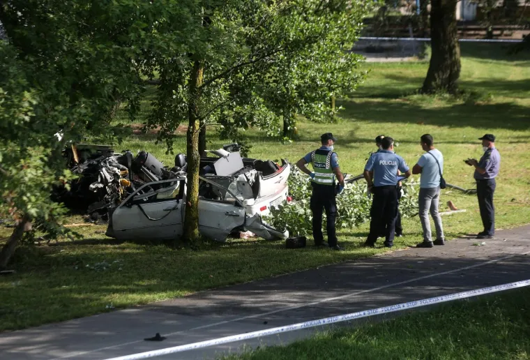 Te&scaron;ka nesreća na Jarunu: Automobil potpuno smrskan nakon &scaron;to se zabio u stablo, jedna osoba poginula