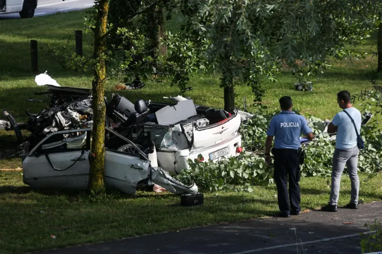 Te&scaron;ka nesreća na Jarunu: Automobil potpuno smrskan nakon &scaron;to se zabio u stablo, jedna osoba poginula