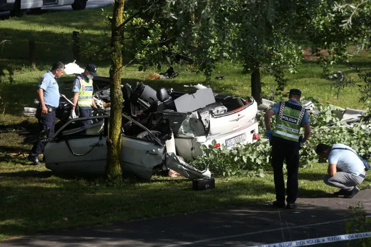 Te&scaron;ka nesreća na Jarunu: Automobil potpuno smrskan nakon &scaron;to se zabio u stablo, jedna osoba poginula