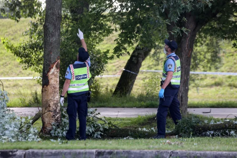 Te&scaron;ka nesreća na Jarunu: Automobil potpuno smrskan nakon &scaron;to se zabio u stablo, jedna osoba poginula