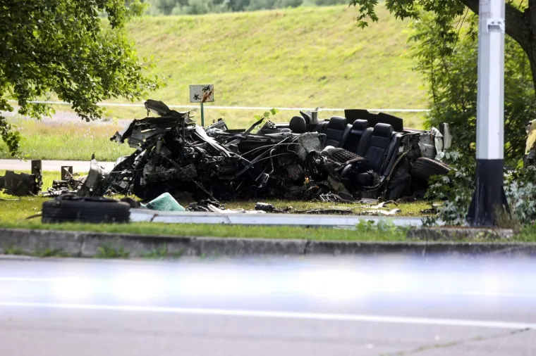 Te&scaron;ka nesreća na Jarunu: Automobil potpuno smrskan nakon &scaron;to se zabio u stablo, jedna osoba poginula