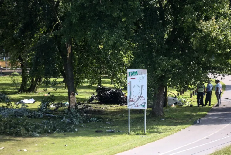 Te&scaron;ka nesreća na Jarunu: Automobil potpuno smrskan nakon &scaron;to se zabio u stablo, jedna osoba poginula