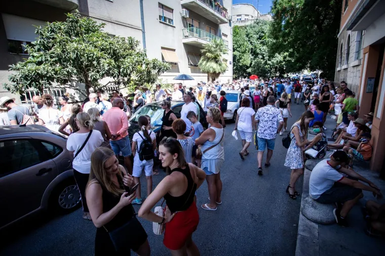 Poljaci okupirali Split: Satima u koloni čekali da glasaju na izborima, fizička distanca nije se po&scaron;tovala