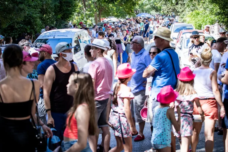 Poljaci okupirali Split: Satima u koloni čekali da glasaju na izborima, fizička distanca nije se po&scaron;tovala