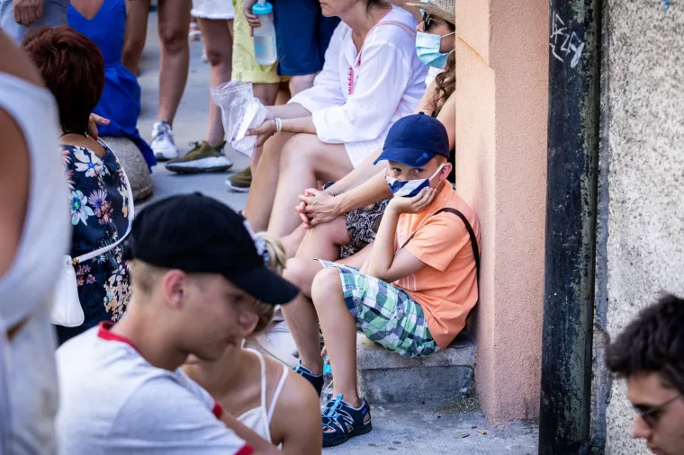 Poljaci okupirali Split: Satima u koloni čekali da glasaju na izborima, fizička distanca nije se po&scaron;tovala