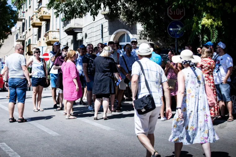 Poljaci okupirali Split: Satima u koloni čekali da glasaju na izborima, fizička distanca nije se po&scaron;tovala