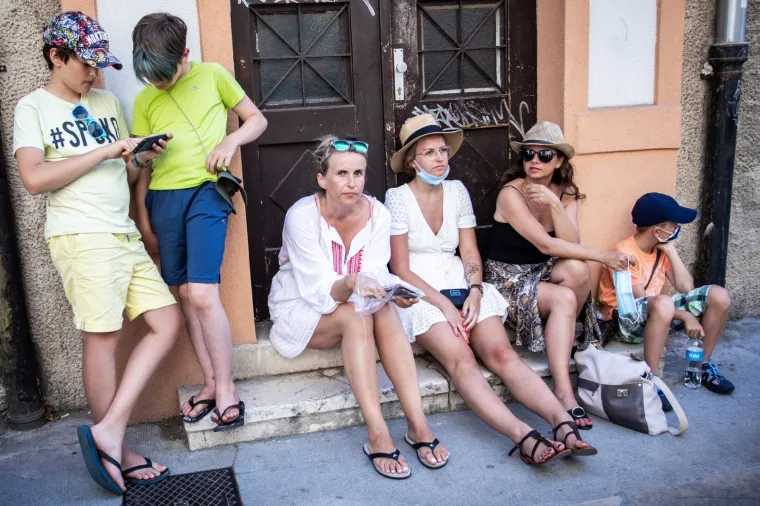 Poljaci okupirali Split: Satima u koloni čekali da glasaju na izborima, fizička distanca nije se po&scaron;tovala