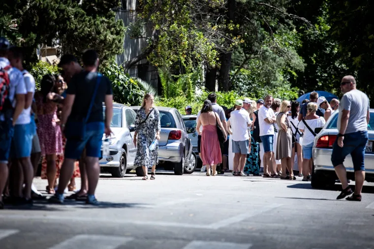 Poljaci okupirali Split: Satima u koloni čekali da glasaju na izborima, fizička distanca nije se po&scaron;tovala
