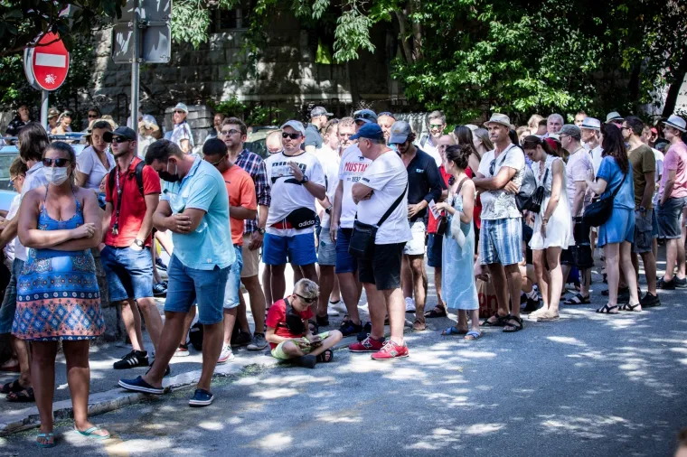 Poljaci okupirali Split: Satima u koloni čekali da glasaju na izborima, fizička distanca nije se po&scaron;tovala