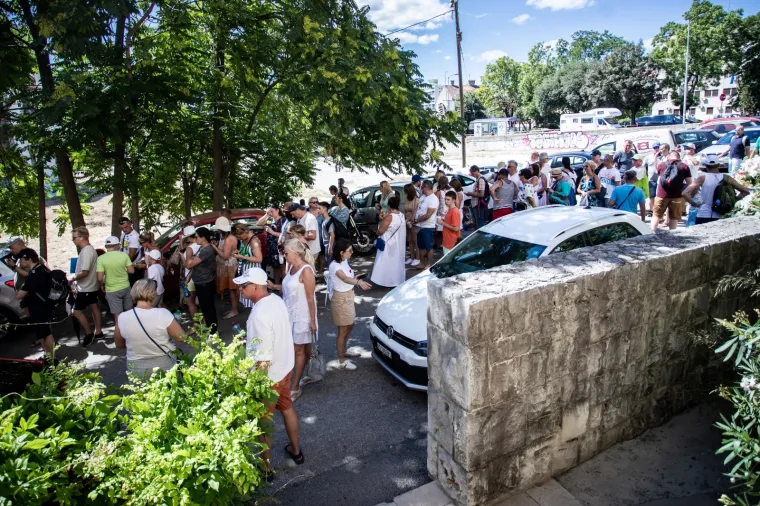 Poljaci okupirali Split: Satima u koloni čekali da glasaju na izborima, fizička distanca nije se po&scaron;tovala