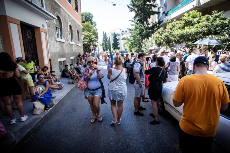 Poljaci okupirali Split: Satima u koloni čekali da glasaju na izborima, fizička distanca nije se po&scaron;tovala