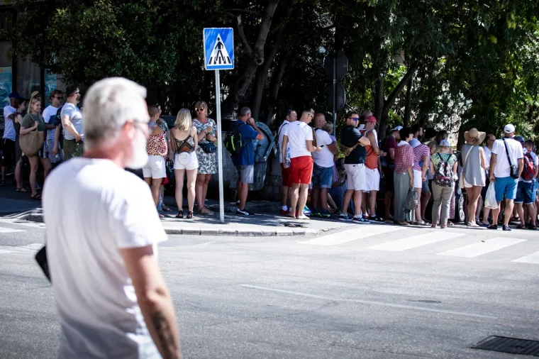 Poljaci okupirali Split: Satima u koloni čekali da glasaju na izborima, fizička distanca nije se po&scaron;tovala