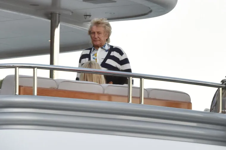 ROD STEWART LJETOVANJE NASTAVLJA U TROGIRU: Legendarni glazbenik s obitelji je stigao na luksuznoj jahti