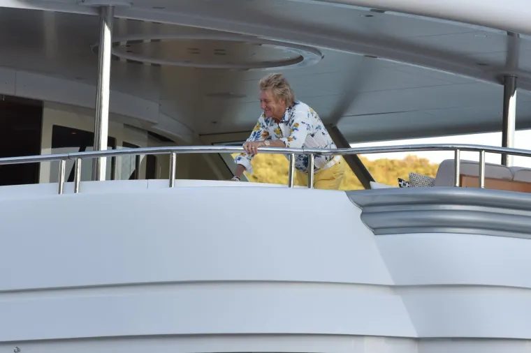 ROD STEWART LJETOVANJE NASTAVLJA U TROGIRU: Legendarni glazbenik s obitelji je stigao na luksuznoj jahti