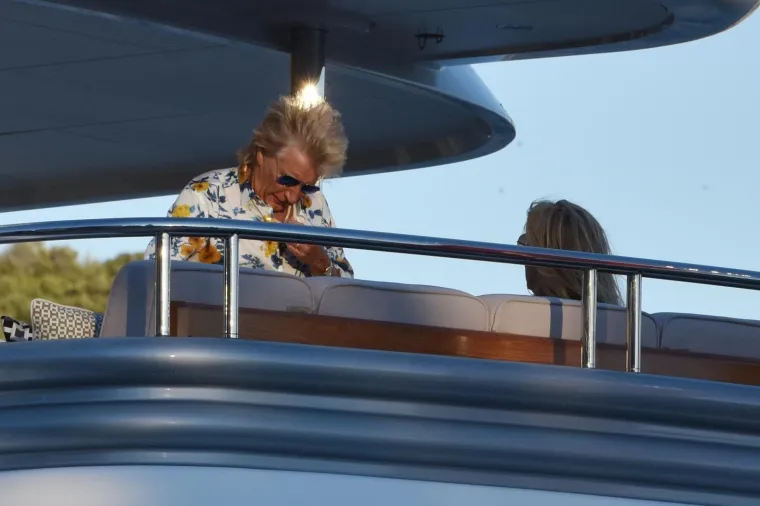 ROD STEWART LJETOVANJE NASTAVLJA U TROGIRU: Legendarni glazbenik s obitelji je stigao na luksuznoj jahti