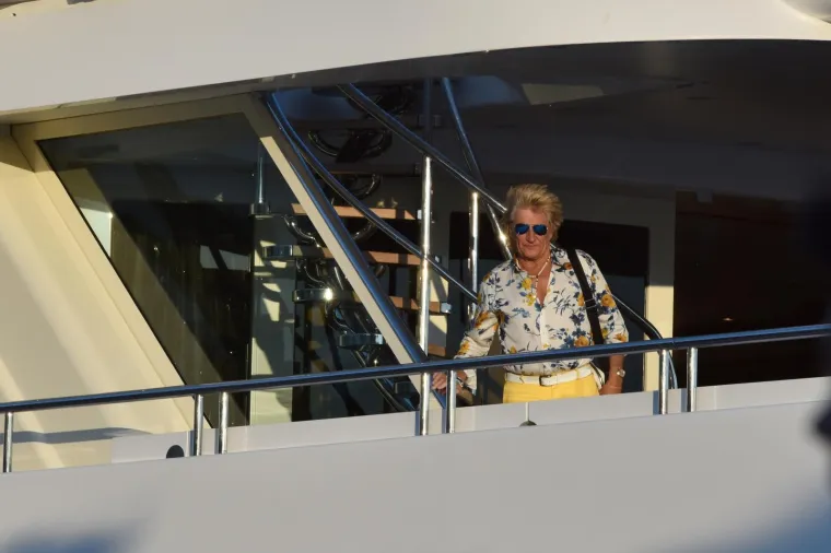 ROD STEWART LJETOVANJE NASTAVLJA U TROGIRU: Legendarni glazbenik s obitelji je stigao na luksuznoj jahti