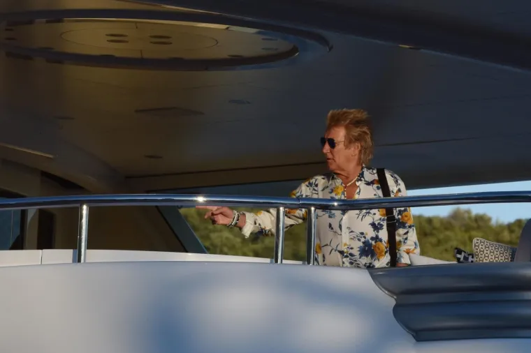ROD STEWART LJETOVANJE NASTAVLJA U TROGIRU: Legendarni glazbenik s obitelji je stigao na luksuznoj jahti