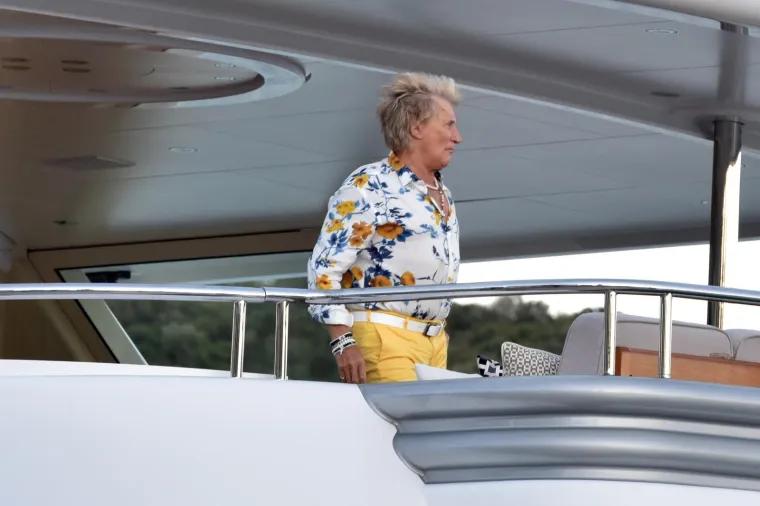 ROD STEWART LJETOVANJE NASTAVLJA U TROGIRU: Legendarni glazbenik s obitelji je stigao na luksuznoj jahti