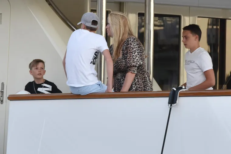 ROD STEWART LJETOVANJE NASTAVLJA U TROGIRU: Legendarni glazbenik s obitelji je stigao na luksuznoj jahti