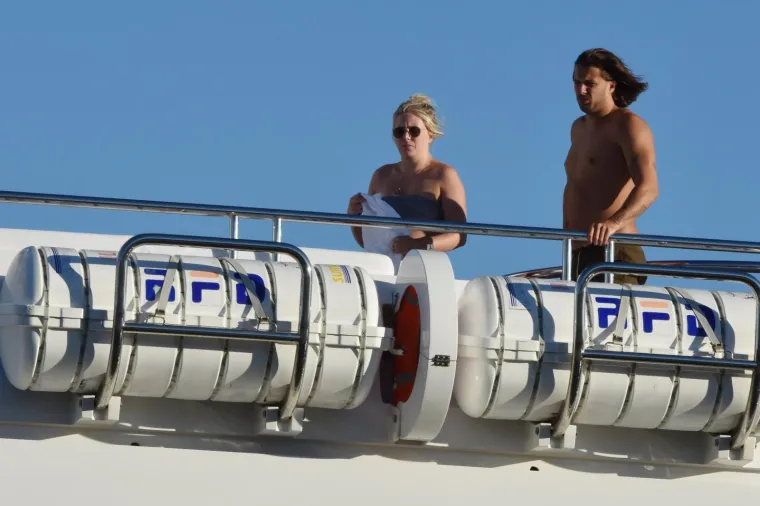 ROD STEWART LJETOVANJE NASTAVLJA U TROGIRU: Legendarni glazbenik s obitelji je stigao na luksuznoj jahti